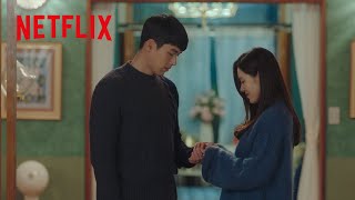 胸キュン – 不器用にペアリングを渡すヒョンビン | 愛の不時着 | Netflix Japan