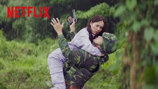 名シーン – ソン・イェジンとヒョンビンの初対面 | 愛の不時着 | Netflix Japan