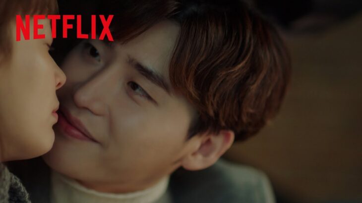 韓ドラ – キス待ちで目をつぶるヒロインを焦らす意地悪なイケメン2人 | Netflix Japan